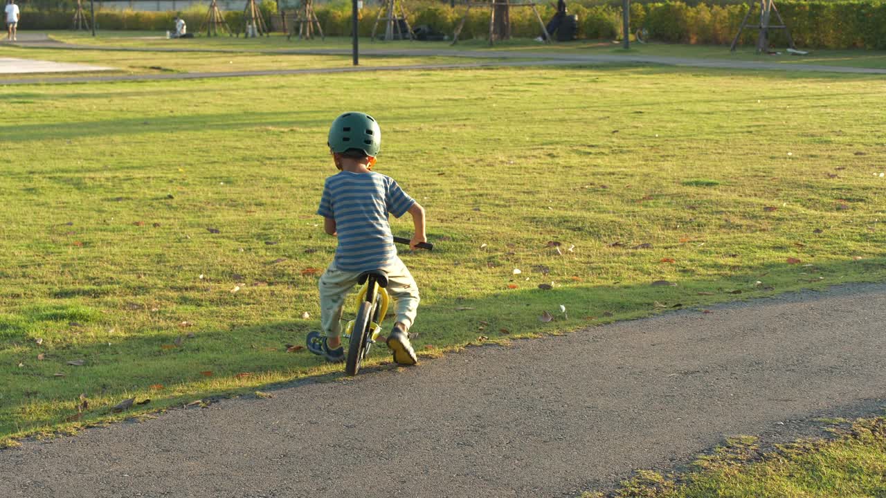 幼儿骑平衡自行车视频素材