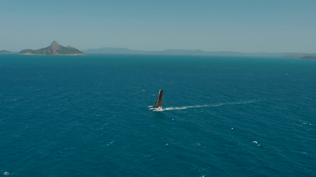 大堡礁海景航拍双体船在日出时航行视频素材