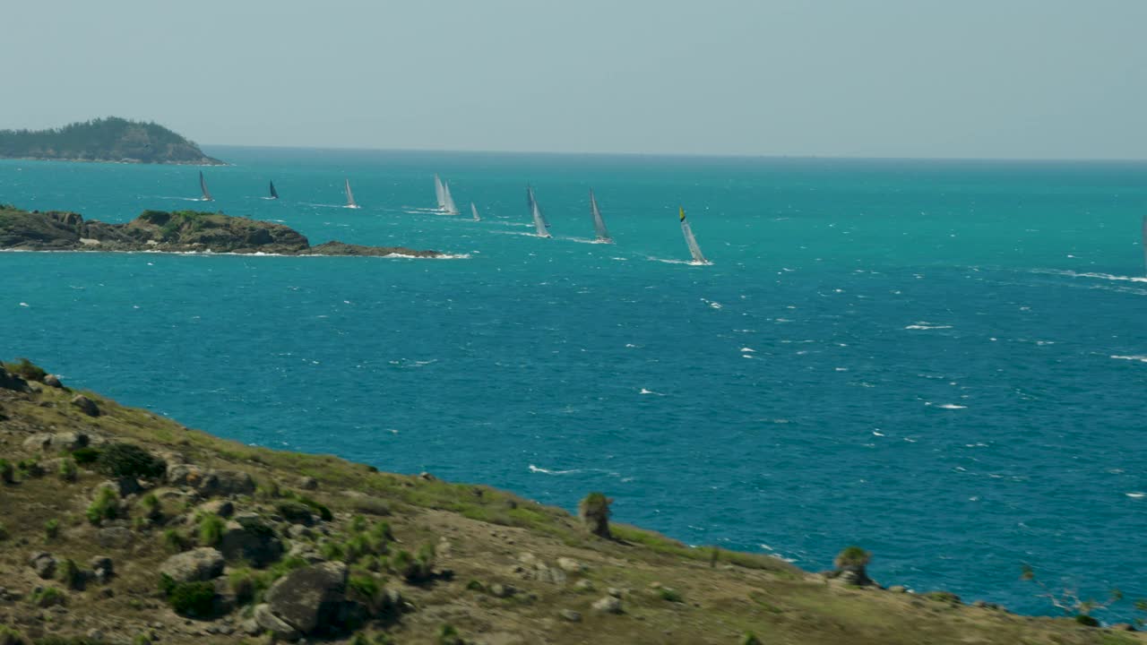 日出游艇比赛鸟瞰海洋珊瑚礁视频素材