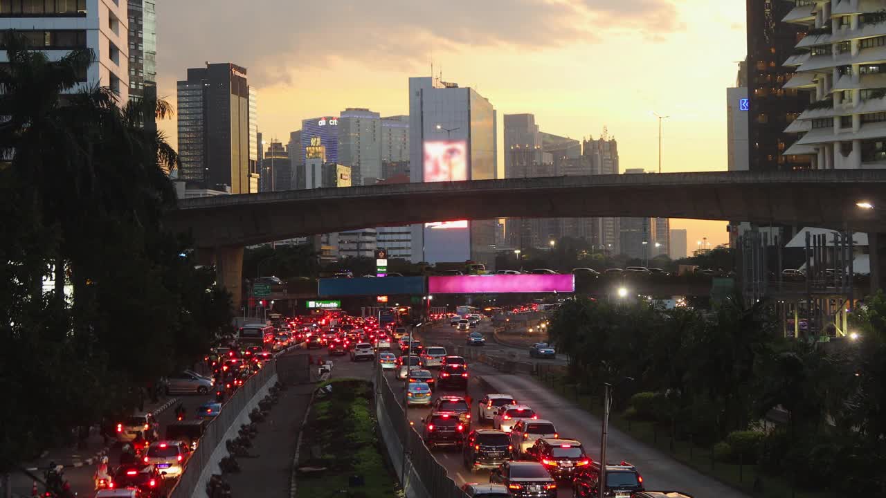 雅加达市中心在日落时交通繁忙视频素材
