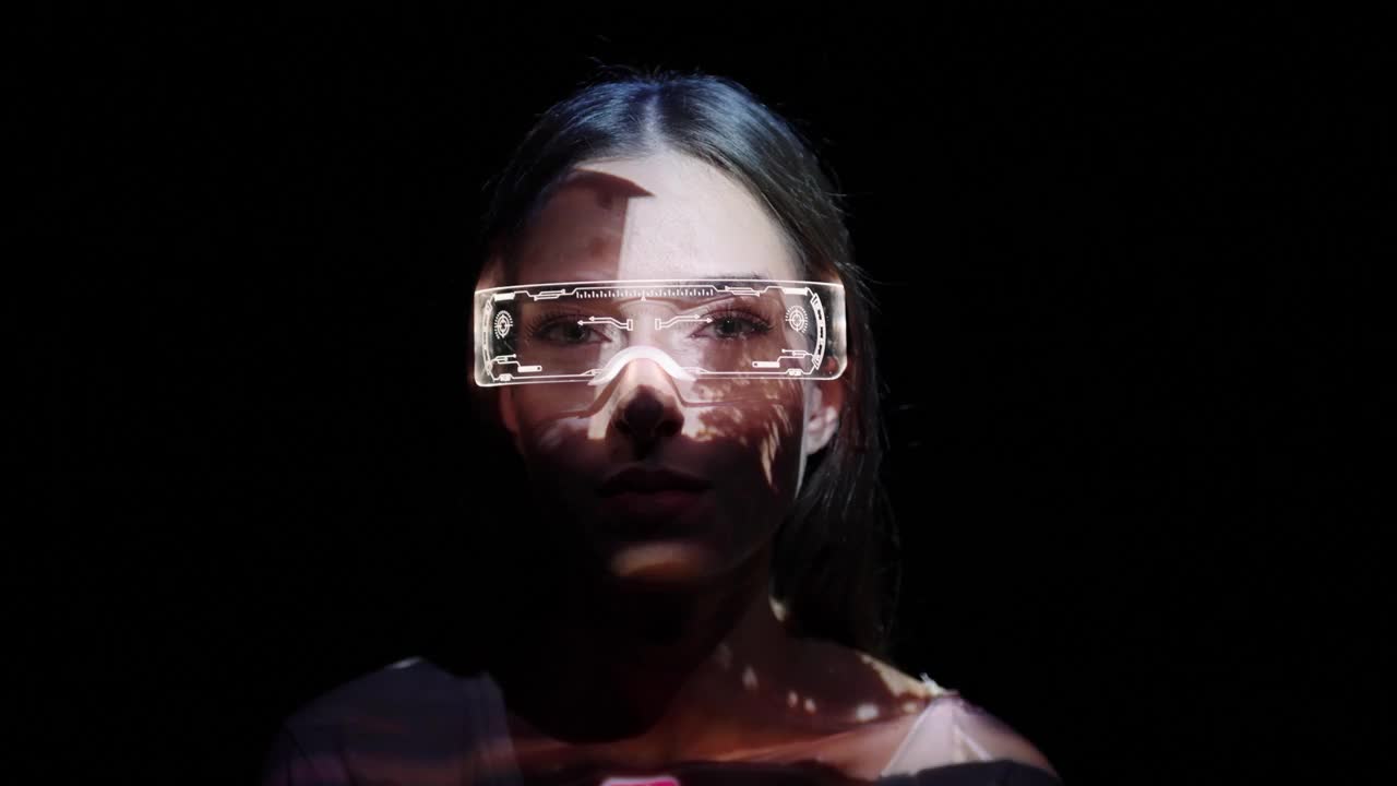 一个戴着未来眼镜的女人脸上的投影视频素材