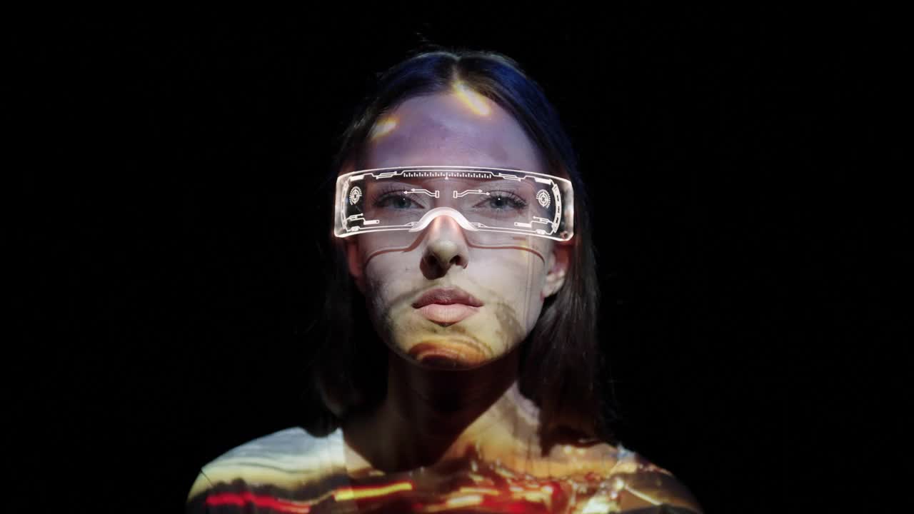 一个戴着未来眼镜的女人脸上的投影视频素材