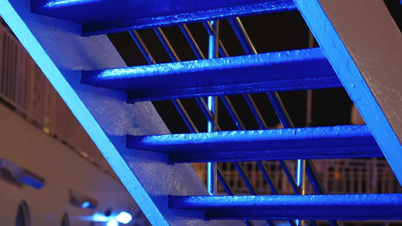 在爱沙尼亚，这艘船顶部甲板上的蓝色楼梯视频素材