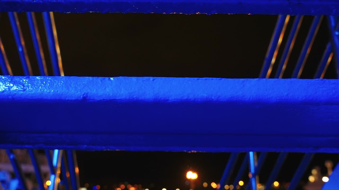 爱沙尼亚船上的蓝灯楼梯视频素材