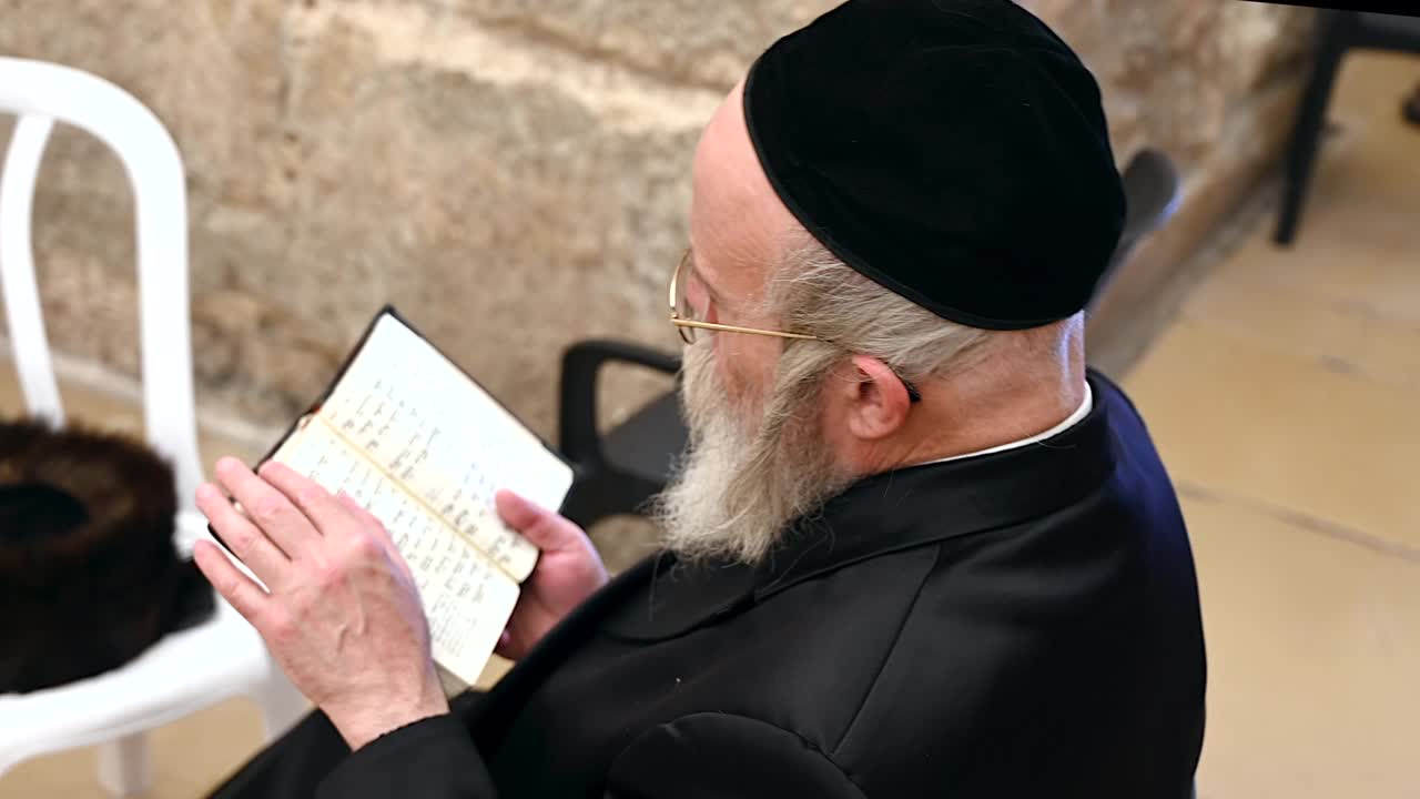 以色列耶路撒冷。男人在哭墙前祈祷视频下载