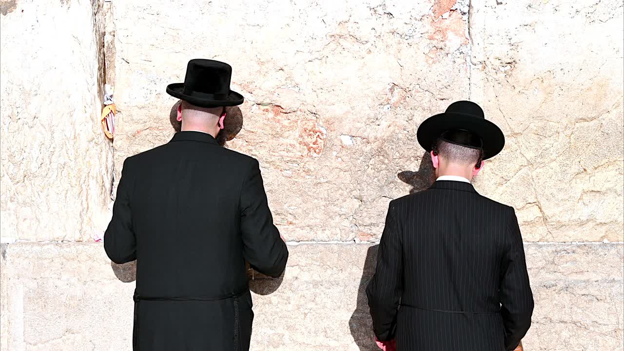 以色列耶路撒冷。人们在哭墙前祈祷视频下载