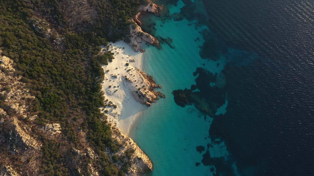 从上往下看，斯帕基岛和卡拉索拉亚岛令人惊叹的鸟瞰图，白色的沙滩沐浴在蓝绿色的海水中。意大利撒丁岛的拉马达莱纳群岛国家公园。视频素材