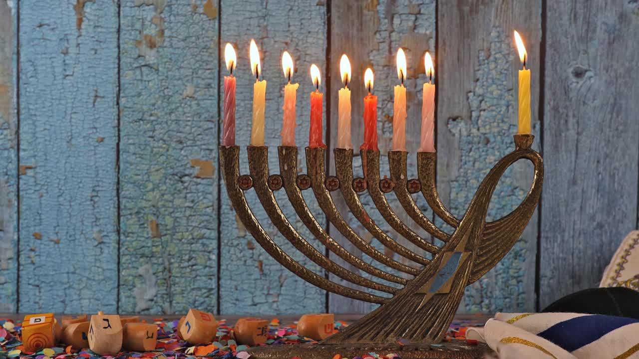 光明节是犹太教传统节日的象征，燃烧着烛台视频素材