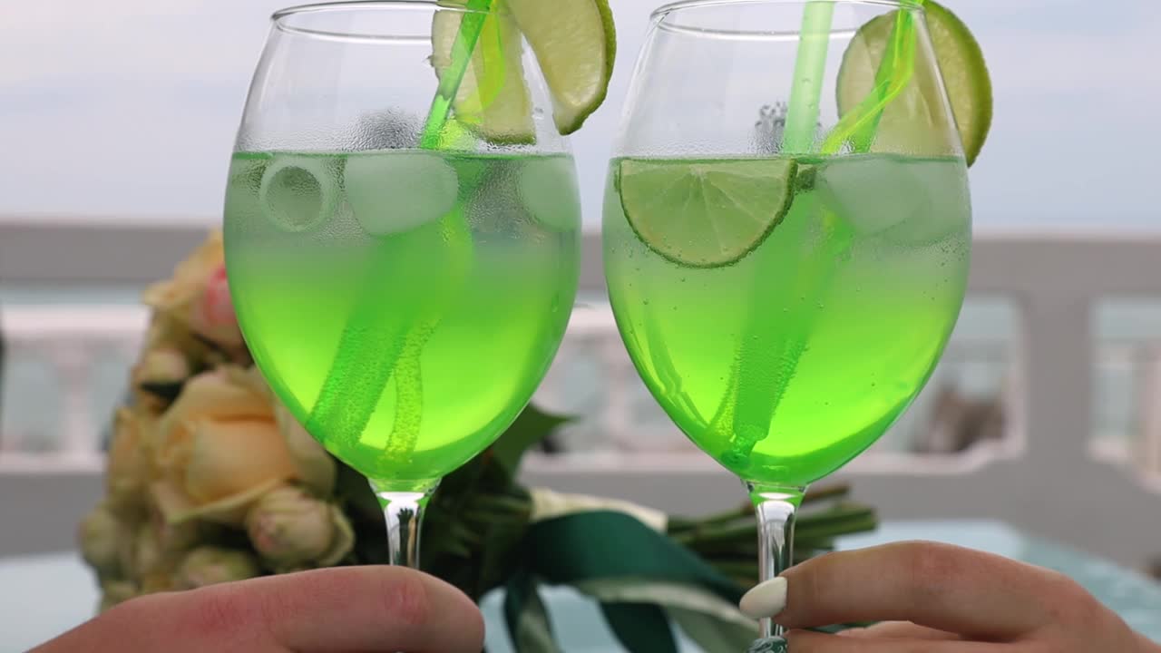 两杯清新的柠檬绿色鸡尾酒视频素材