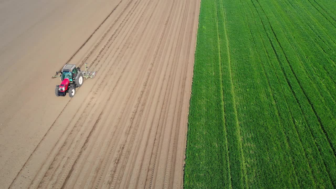 无人机拍摄的农民用拖拉机播种作物视频素材