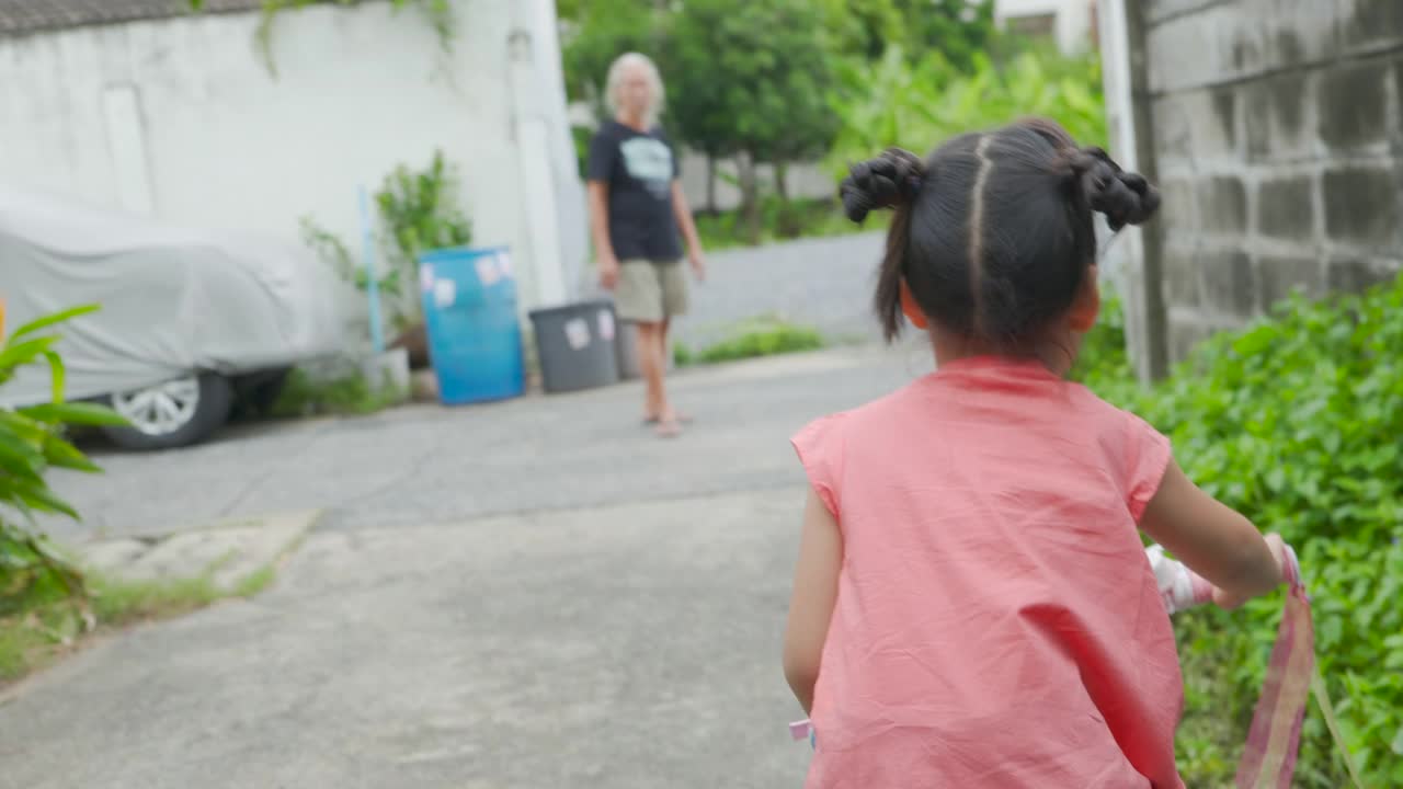 亚洲女孩和爷爷骑自行车。视频素材