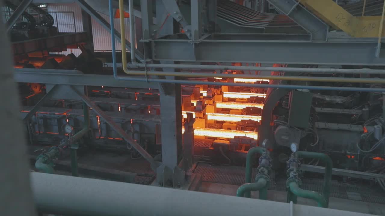 传送带上的热金属。烧红的金属。在冶金厂生产轧制金属视频素材