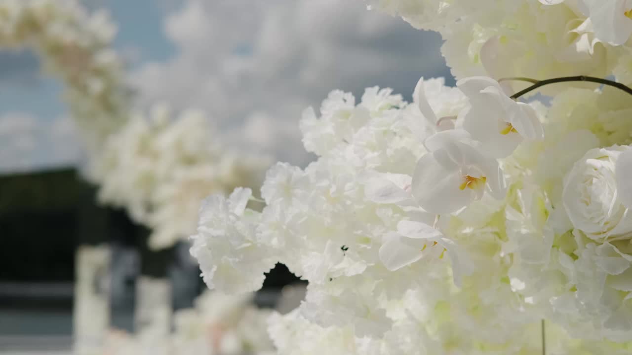近距离拍摄的婚礼花卉装饰在柔和的褪色的颜色。公园婚礼室外画框，视频素材