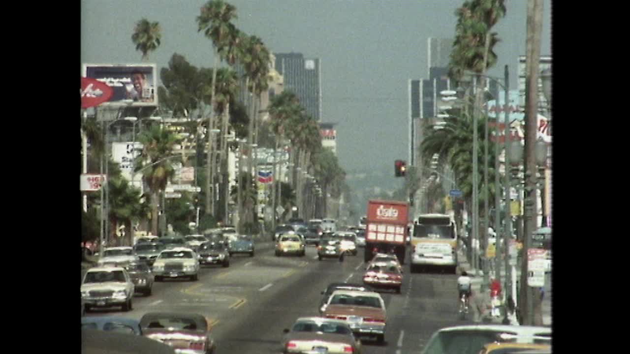 WS洛杉矶繁忙的道路两旁是棕榈树;1979视频下载