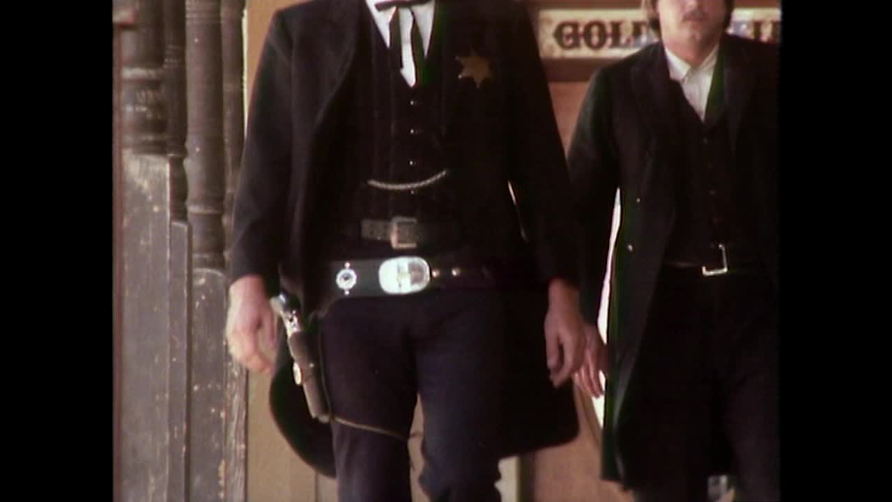 TD警长的牛仔靴沿着木板路走;1979视频下载