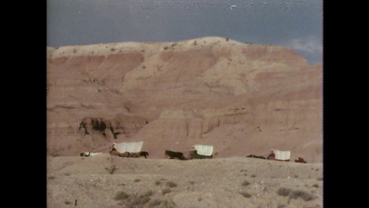 有篷马车驶过德克萨斯沙漠;1979视频素材