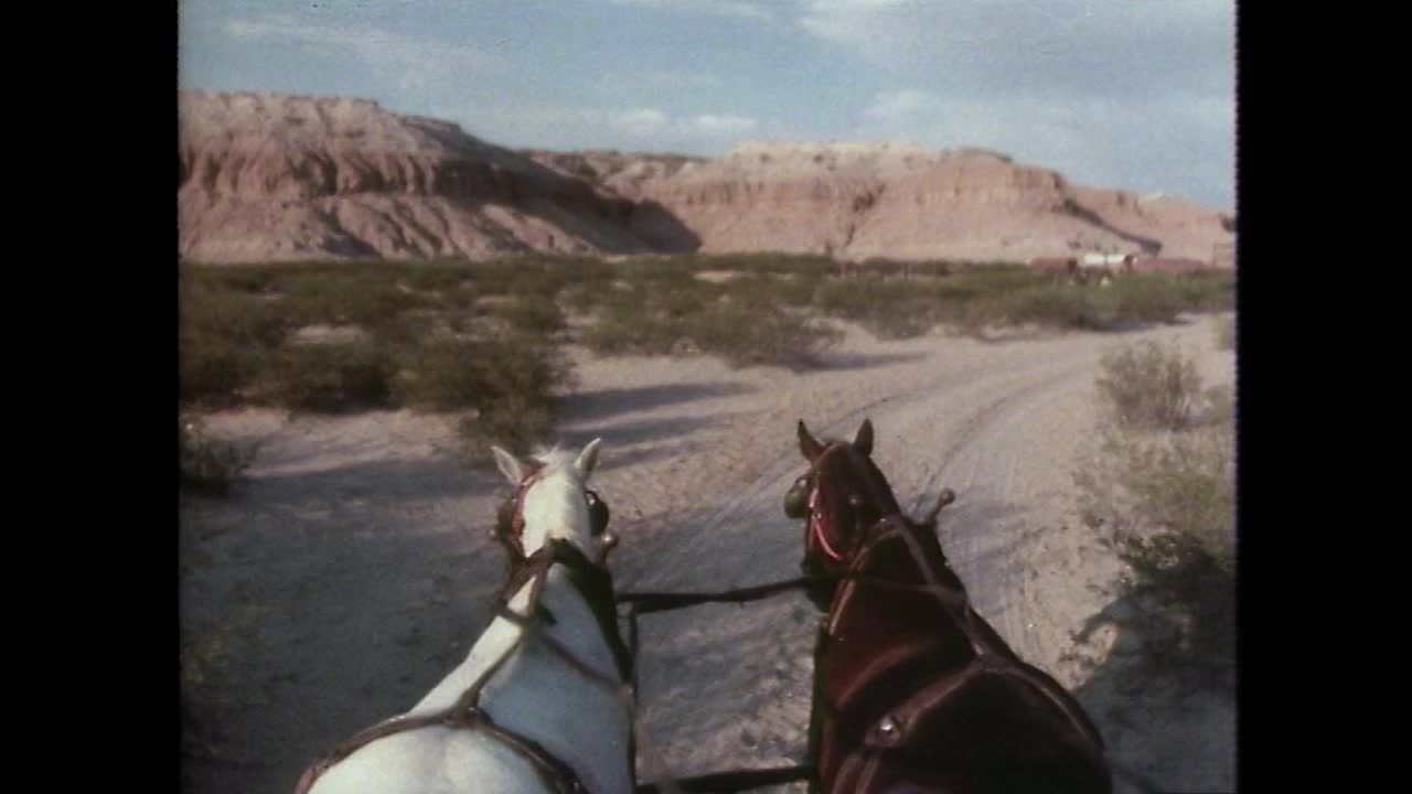 敞篷车在德克萨斯州的沙漠中行驶;1979视频下载