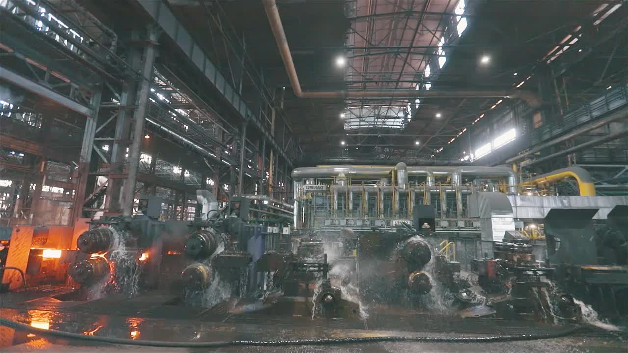 现代化工厂里烧红的金属。冶金厂的金属生产过程。现代冶金工厂视频素材