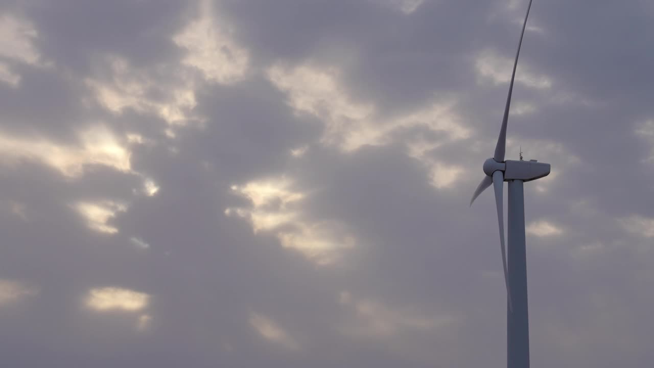 美国德克萨斯州斯奈德，日落时，风力涡轮机在多云的天空中旋转视频素材