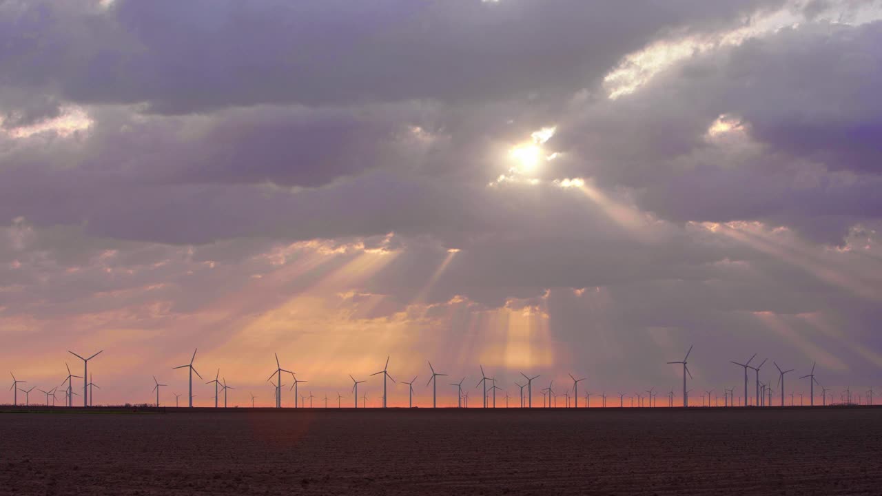 阳光穿过云层照耀着风力涡轮机，罗斯科，德克萨斯州，美国视频素材