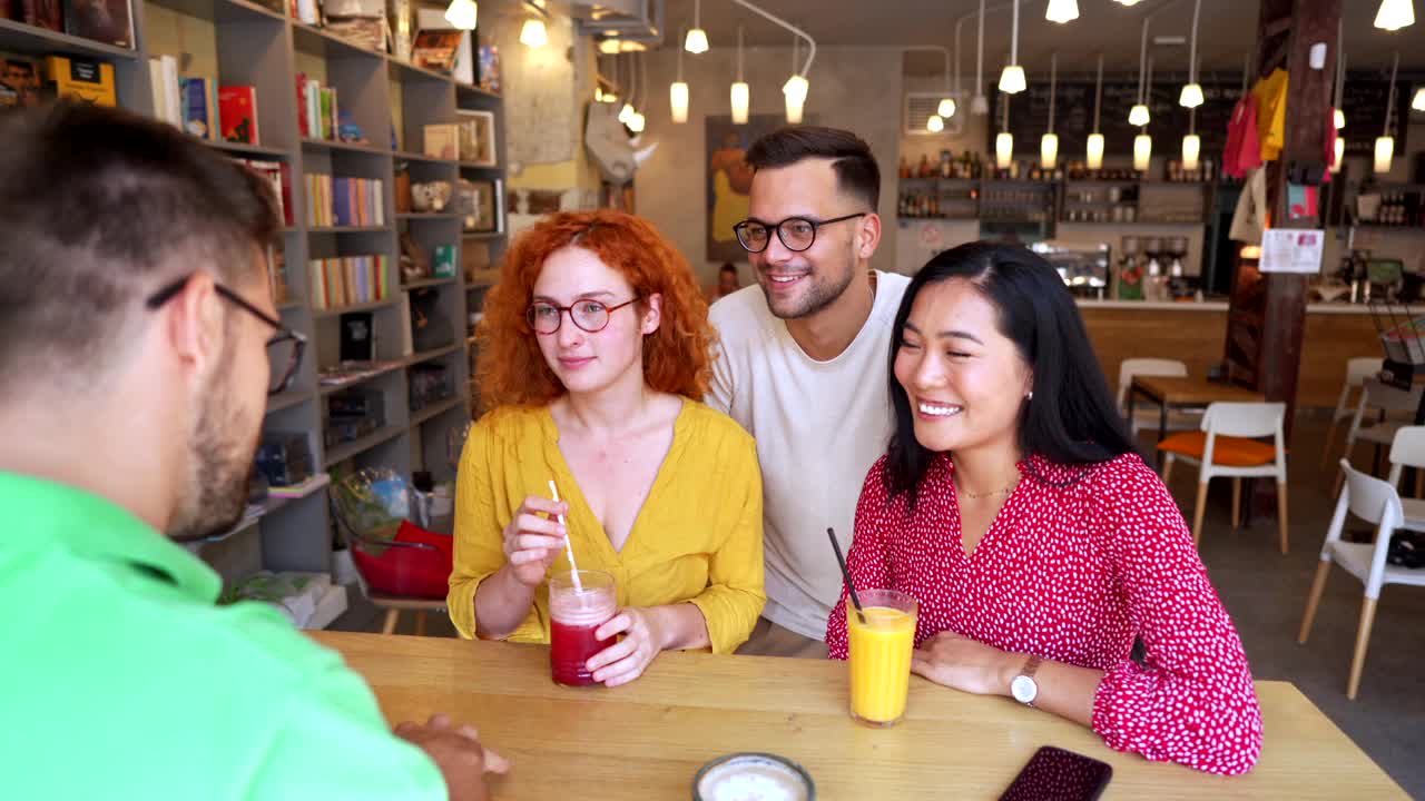 一群无忧无虑的现代多种族朋友，在咖啡馆里享受时光视频素材