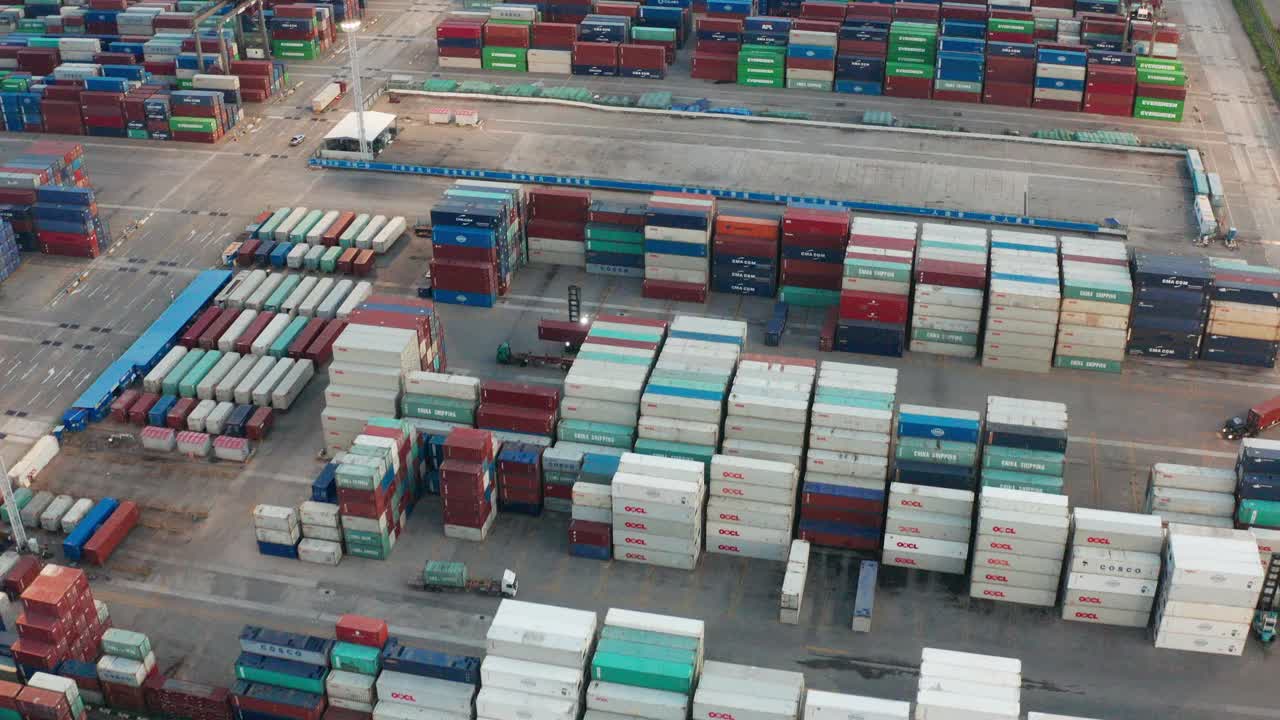 航拍的一段集装箱码头的视频视频素材