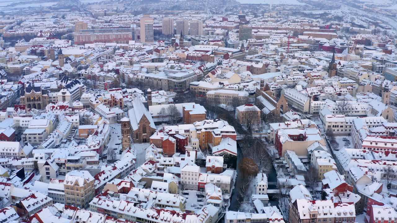 空中:城市住宅的风景拍摄，冬季无人机飞行-埃尔福特，德国视频下载