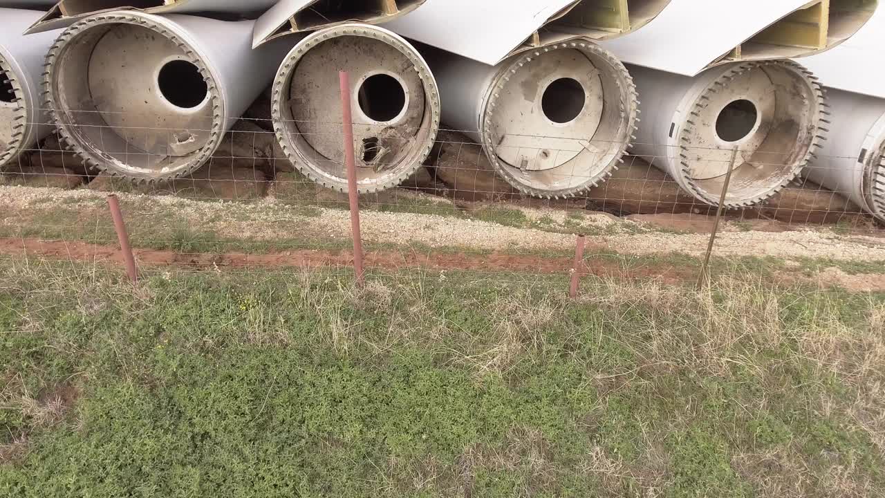 风力涡轮机叶片堆放在墓地/德克萨斯州，美国视频下载