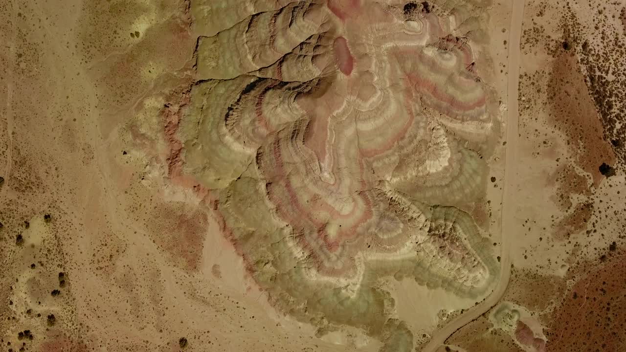 沙漠中天然岩层的空中顶部平移拍摄，无人机在阳光明媚的日子飞行前进-科罗拉多州帕里亚河视频下载