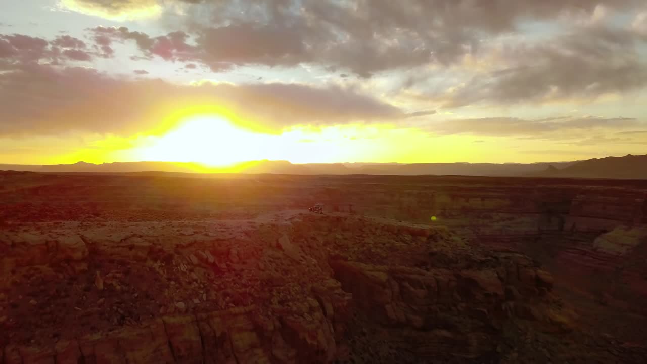 航拍:停在山顶的露营车在日落- Page，亚利桑那州视频素材
