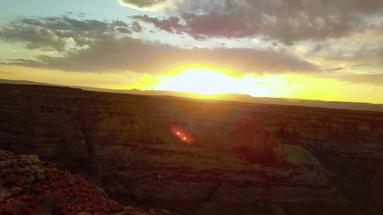 航拍:日落时多云的天空中天然岩层的美丽镜头-页，亚利桑那州视频素材