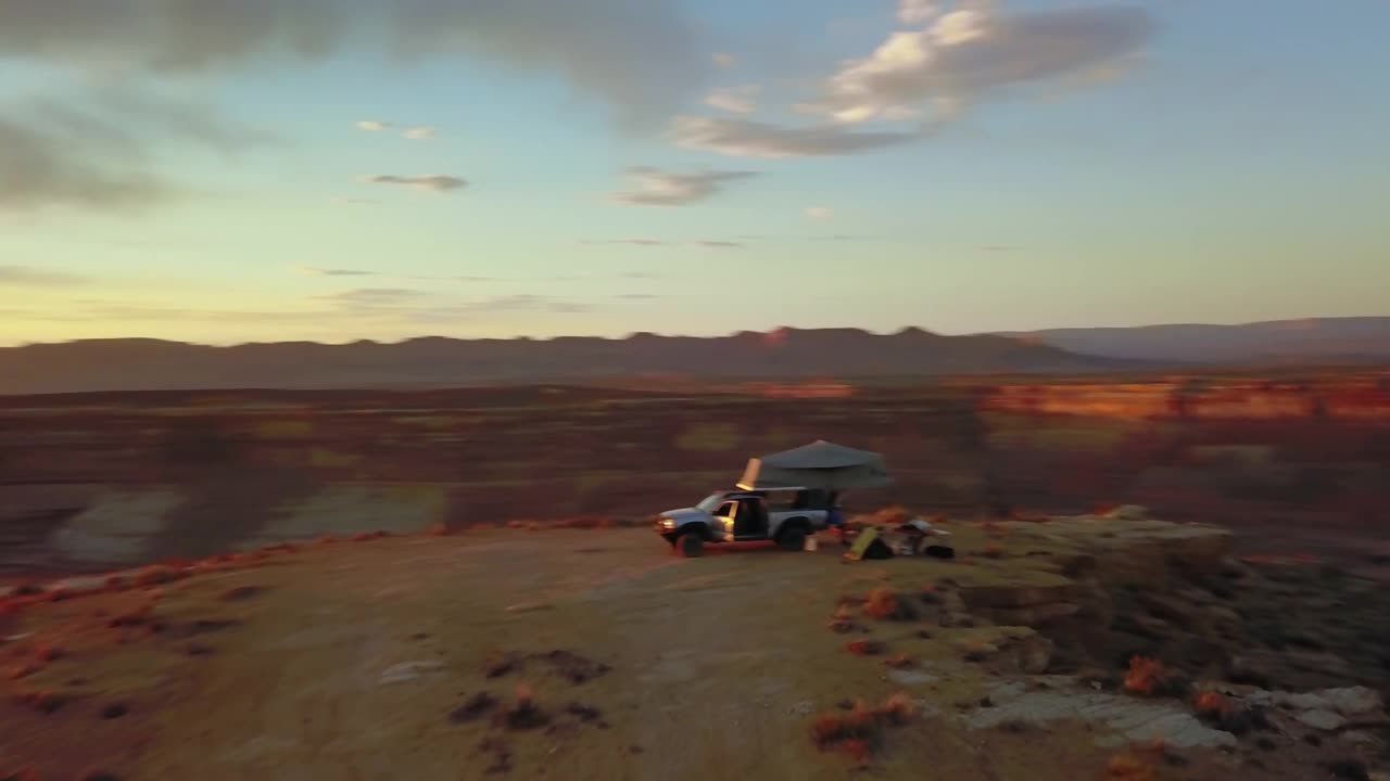 航拍:在著名的国家公园日落时的山顶上露营车的全景-页，亚利桑那州视频素材