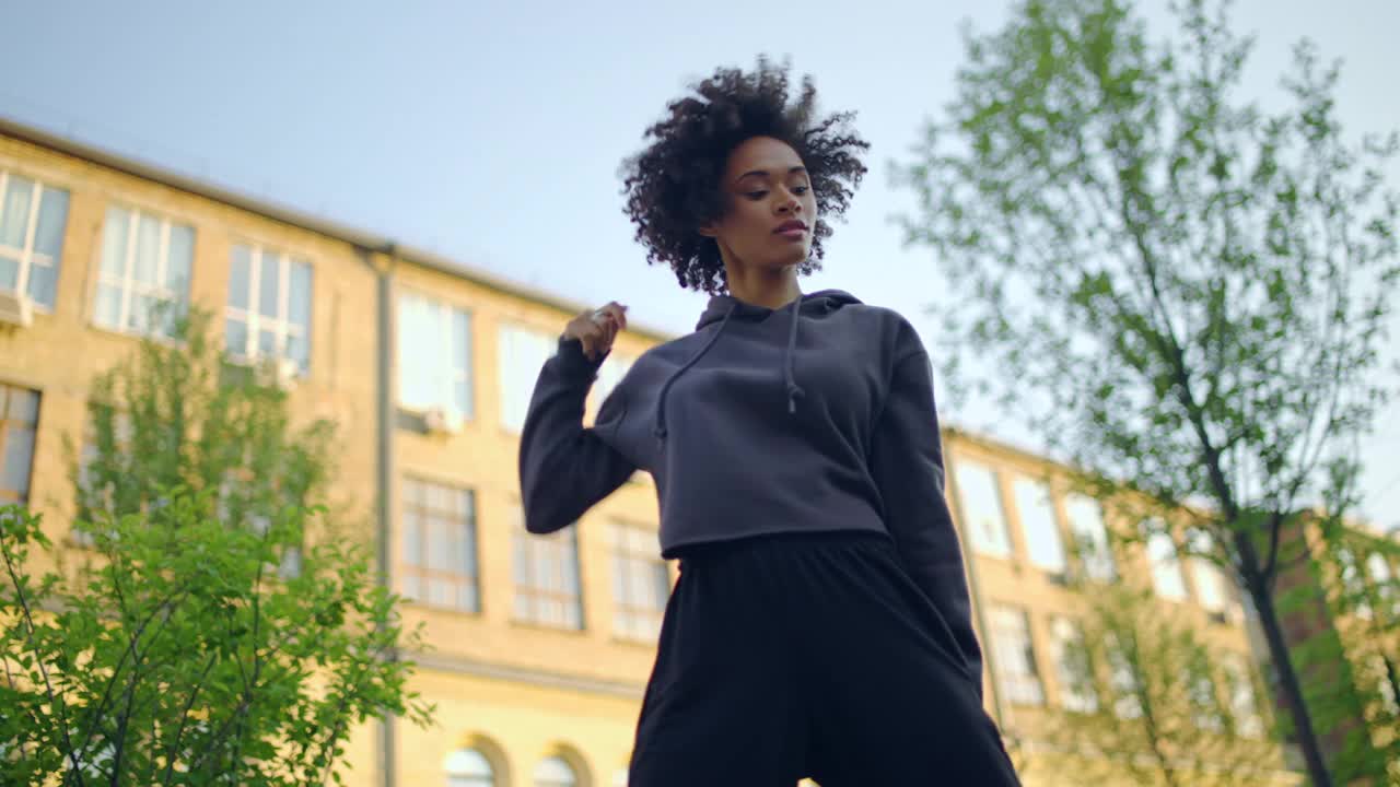 时髦漂亮的黑人女子在户外跳街舞，街头表演视频素材