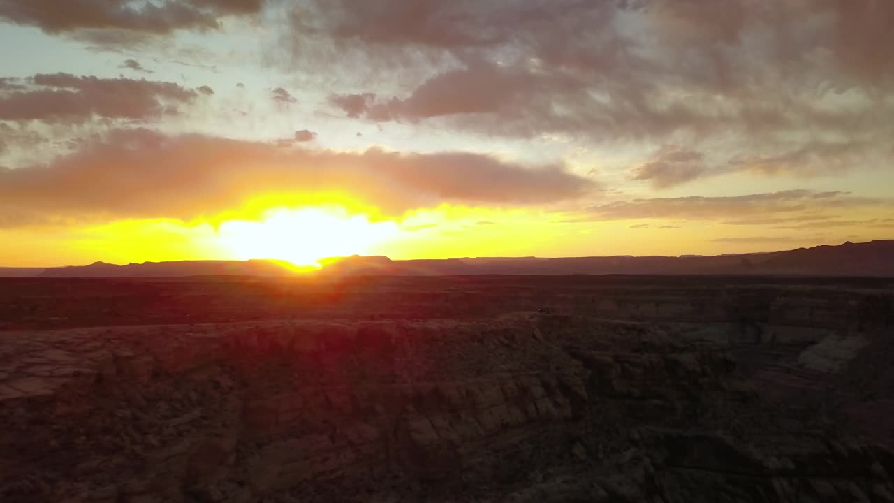 空中前进美丽的拍摄岩石的形成在多云的天空在日落-页，亚利桑那州视频素材
