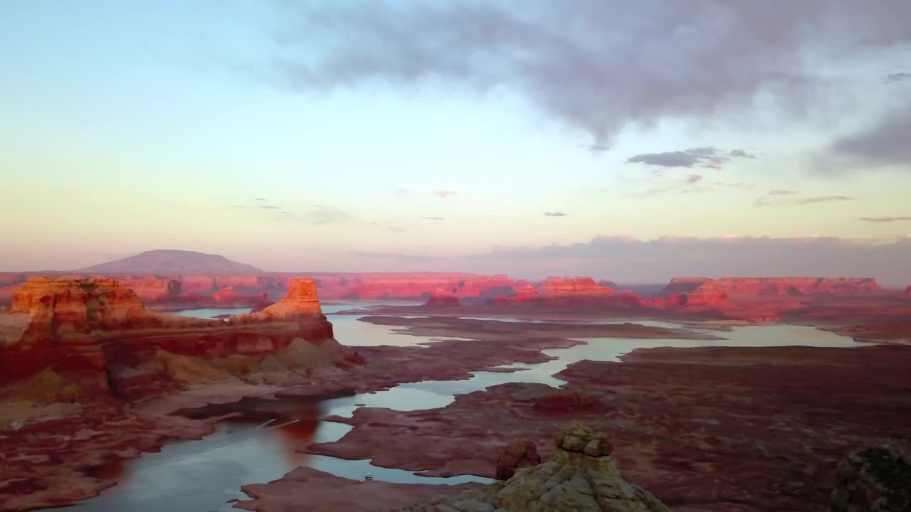 日落时大峡谷国家公园的空中平移风景镜头-页，亚利桑那州视频素材