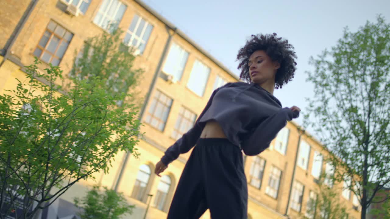 非裔美国卷发女子在户外排练现代街舞视频素材