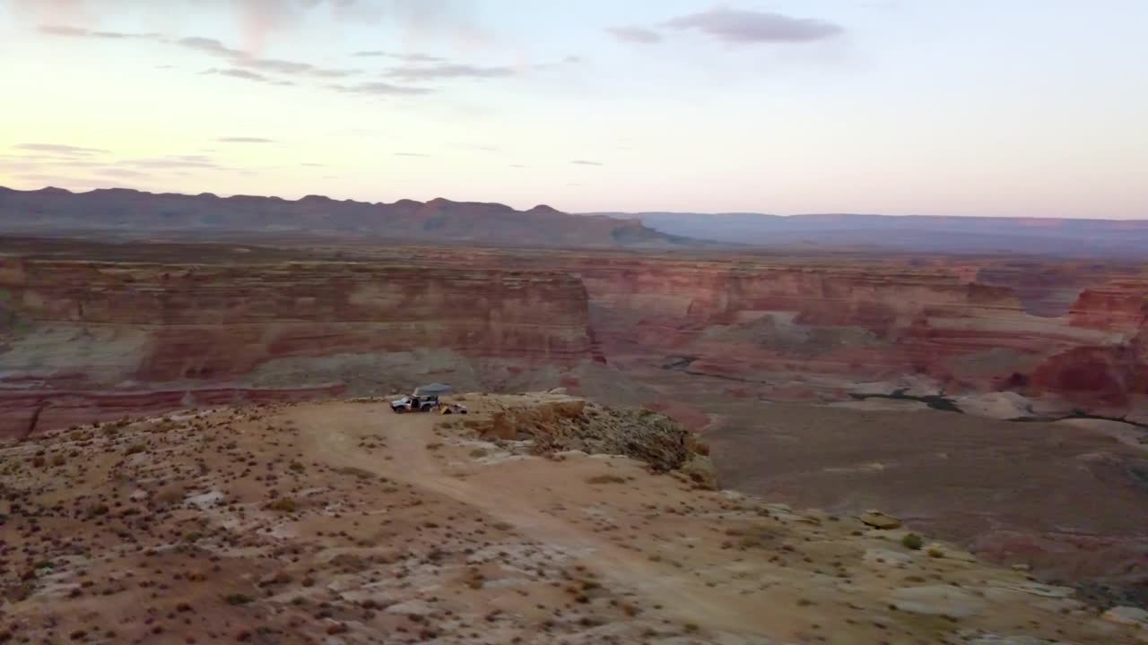 鸟瞰图:在日落时停在山顶的车辆的风景-页，亚利桑那州视频下载