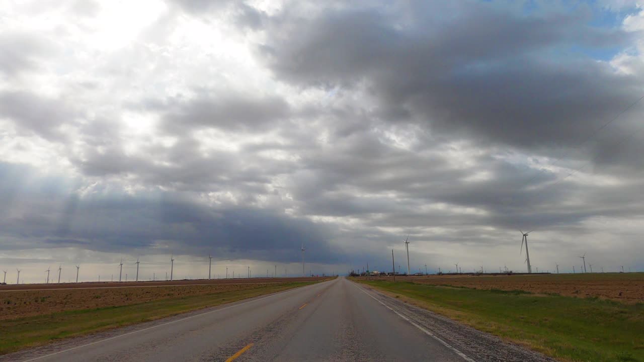 风力涡轮机在田野从乡村公路，甜水，美国德克萨斯州视频下载