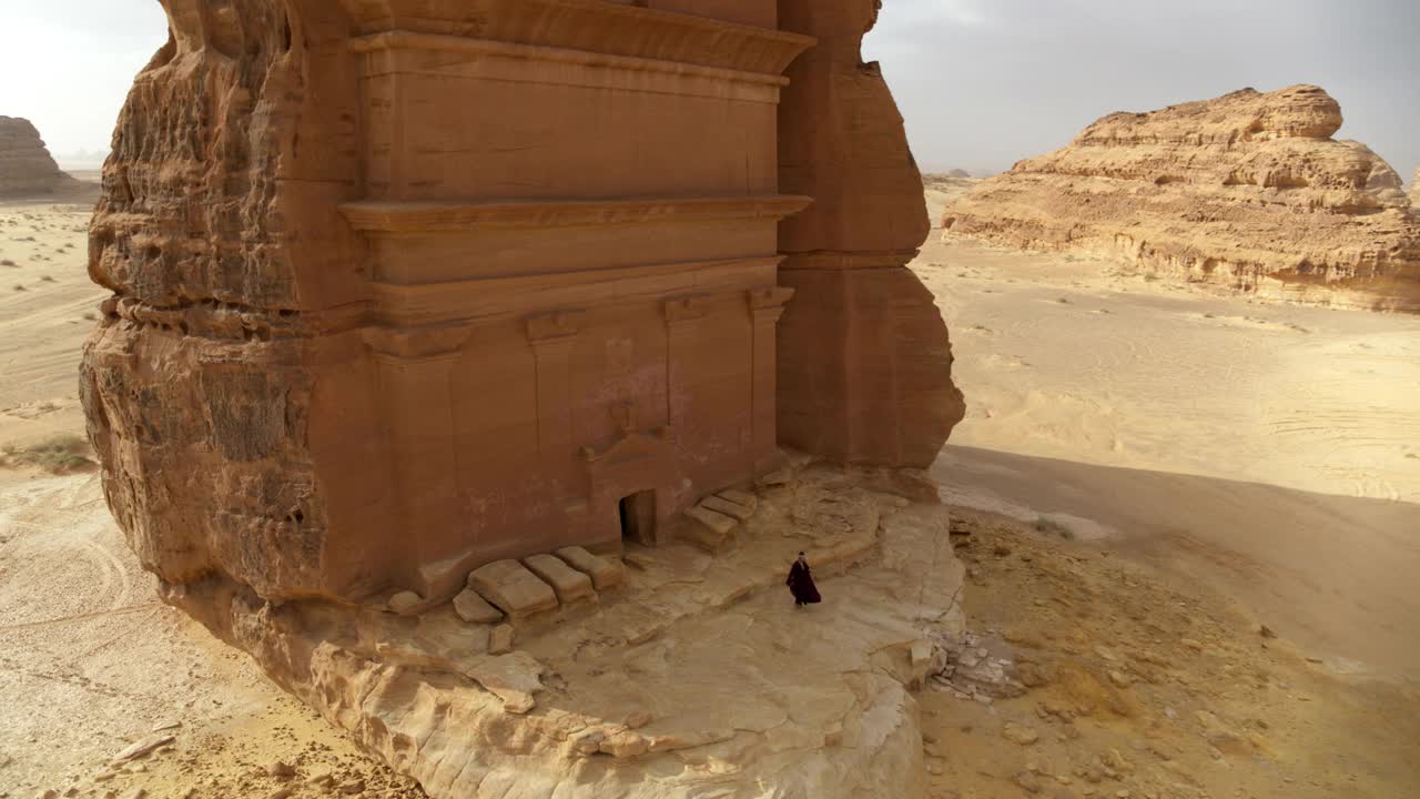 空中上升拍摄的人在度假期间探索沙漠-阿卢拉，沙特阿拉伯视频下载