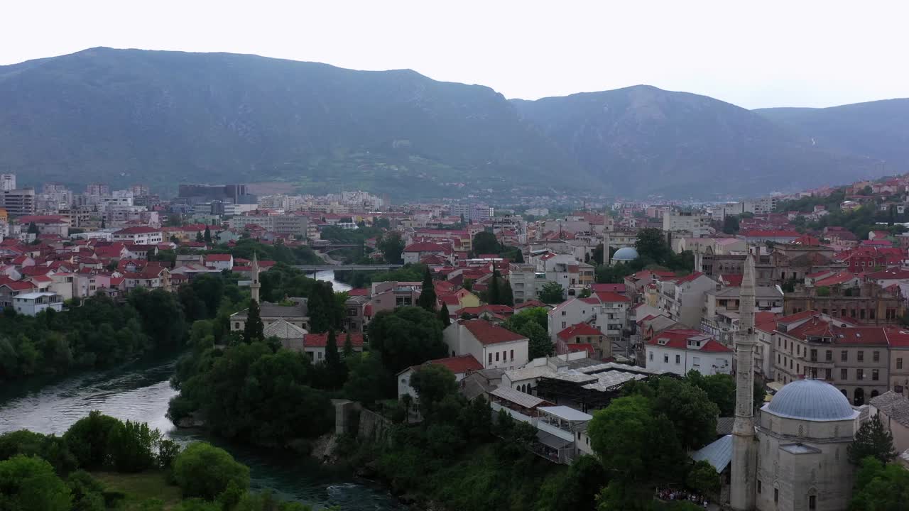 空中:城市清真寺的美丽镜头，无人机向后飞过旧桥和河-莫斯塔尔，波斯尼亚和黑塞哥维那视频素材