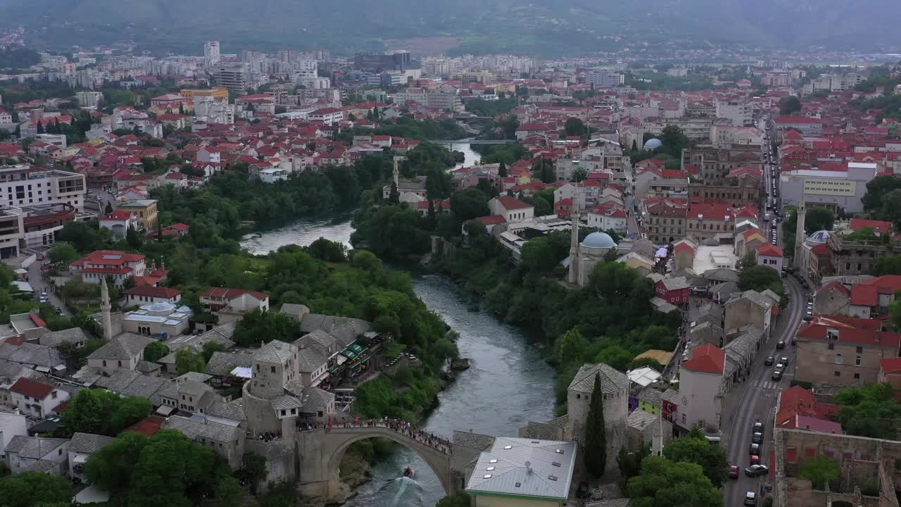 从空中往下拍摄的美丽的城市河上的老桥-莫斯塔尔，波斯尼亚和黑塞哥维那视频素材