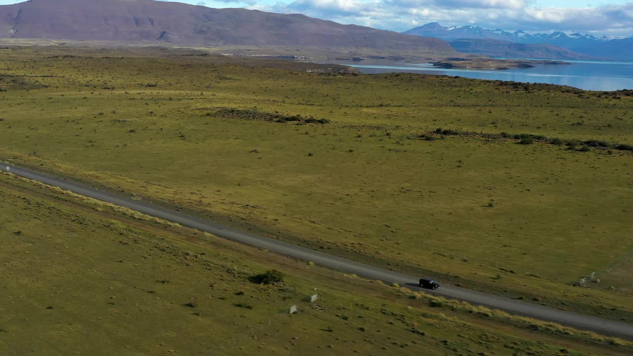 鸟瞰图:河流的绿色景观，道路上的汽车移动-纳塔莱斯港，智利视频素材