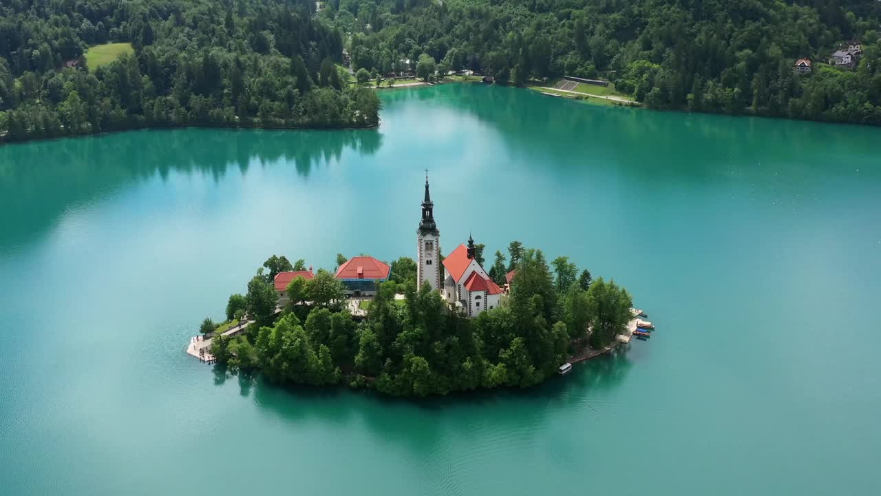 鸟瞰图:湖上古老教堂的风景视频下载