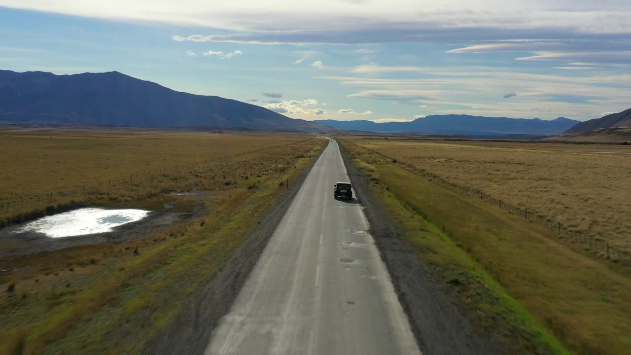 航拍:汽车在绿色景观中移动的风景，无人机在公路上飞行前进-纳塔莱斯港，智利视频素材