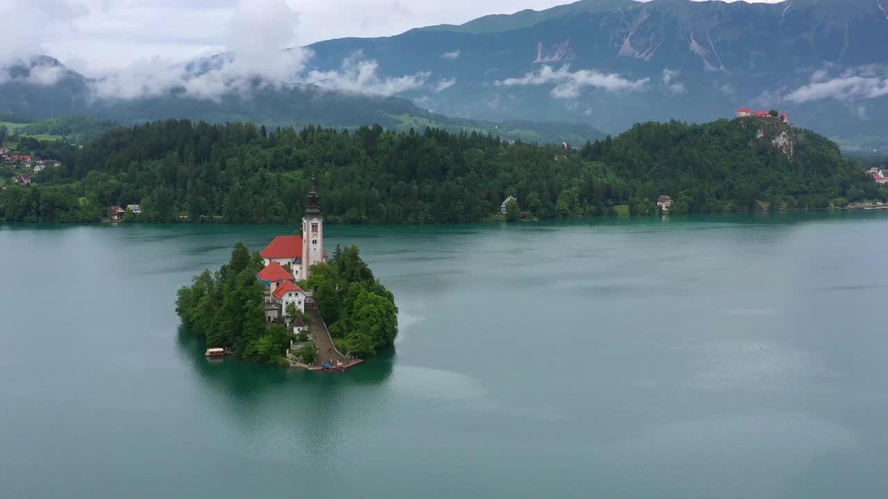 航拍:在岛上拍摄古代建筑的美丽镜头，无人机飞越湖泊-布莱德，斯洛文尼亚视频下载