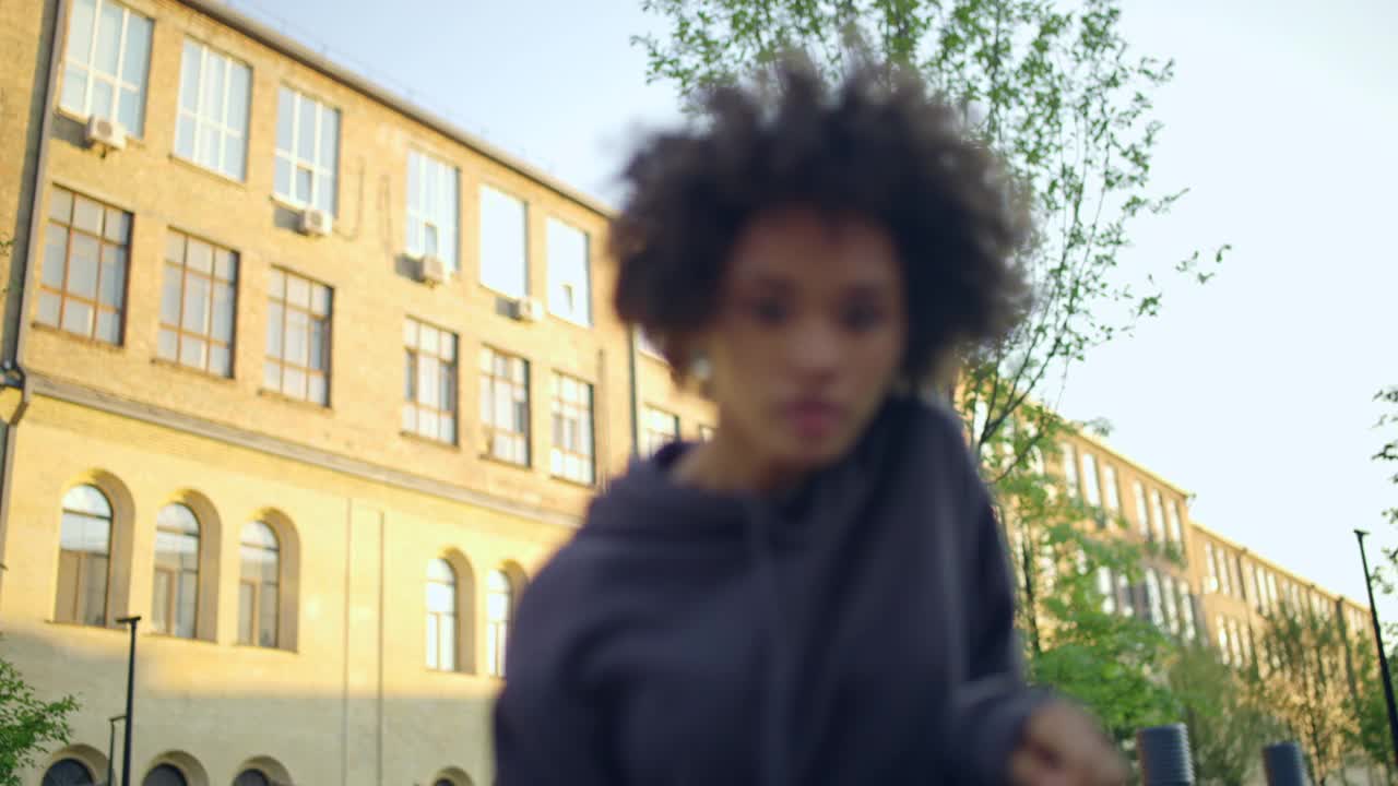 美丽时尚的女人在户外跳街舞，对着摄像机微笑，都市文化视频素材