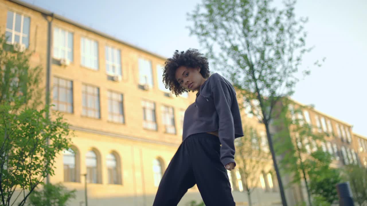 自信的黑人女舞者在户外跳舞，街舞文化，慢动作视频素材