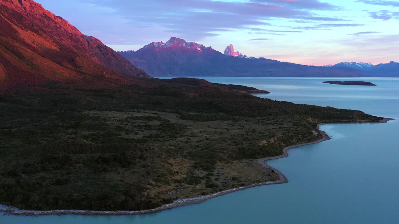 空中拍摄天然岩层的美丽镜头，无人机在日落时飞越湖泊-巴塔哥尼亚，智利视频素材