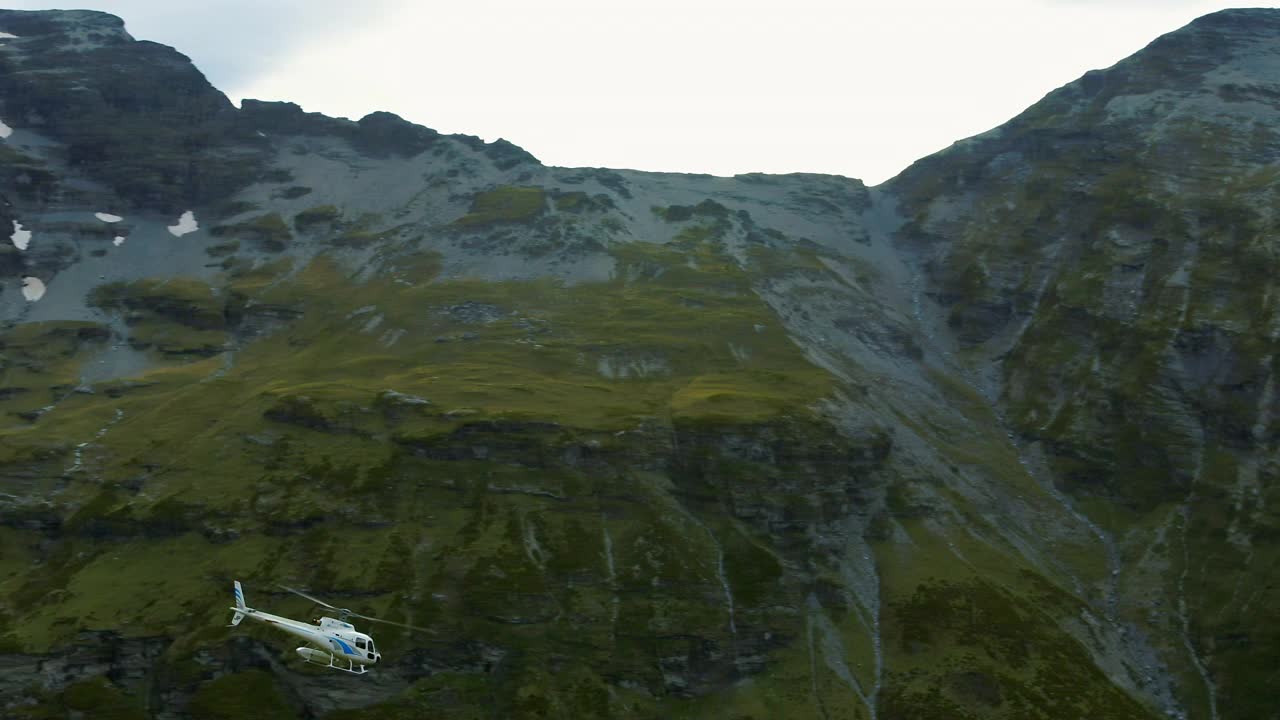 航拍:摄于绿色岩层的直升机的美丽镜头-奥克兰，新西兰视频素材