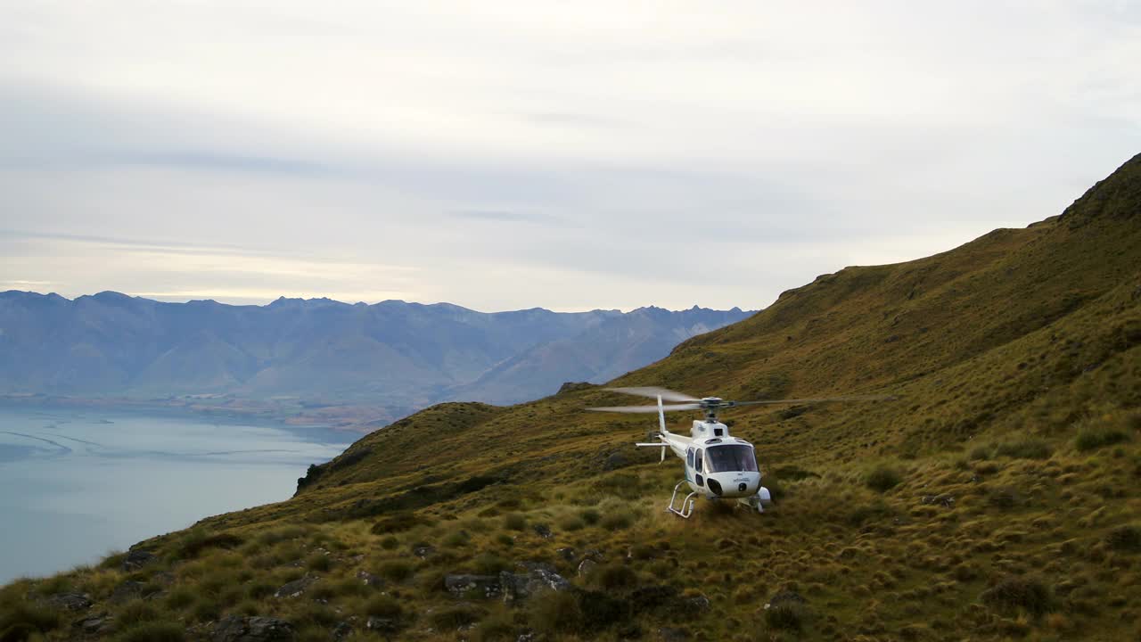 航拍:直升机从山上起飞向海-奥克兰，新西兰视频素材